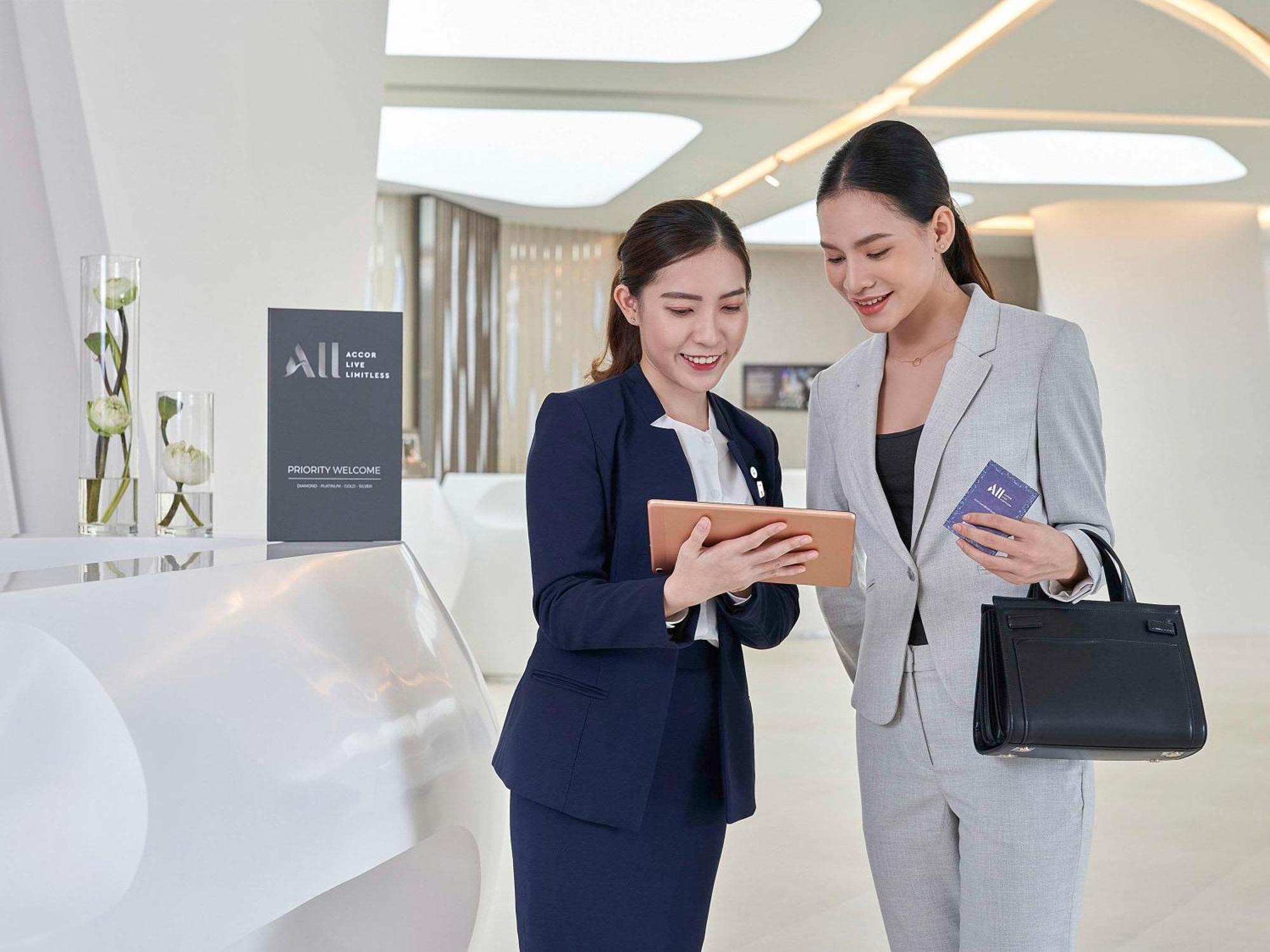 Novotel Hanoi Thai Ha Esterno foto